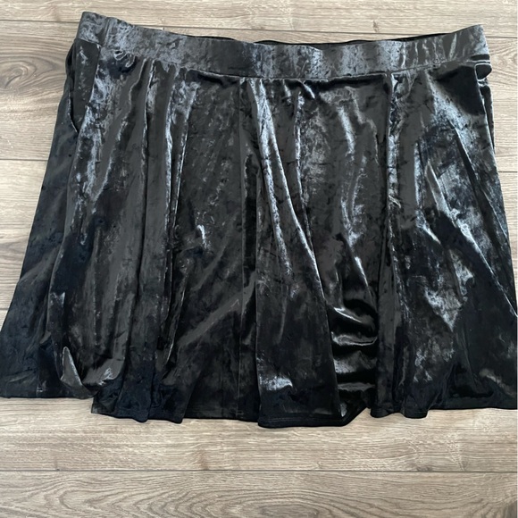 Torrid 6x Velvet Skater Skirt - Picture 3 of 4